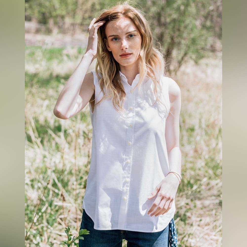NEW! Tradlands Sleeveless White Button Up Shirt Size Medium